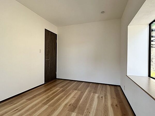 【リフォーム後・2階西側洋室別角度】二面採光のため、風通し良く陽光あたたかな空間となっています！お部屋が明るいと気分も明るくなりそうですね。