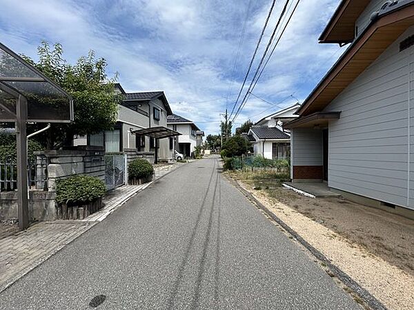 【前面道路】前面道路は幅員4.6mあり、交通量も少なく駐車や通学も安心な環境です！南北に伸びており、商業施設や学校へのアクセスもし易いですね。
