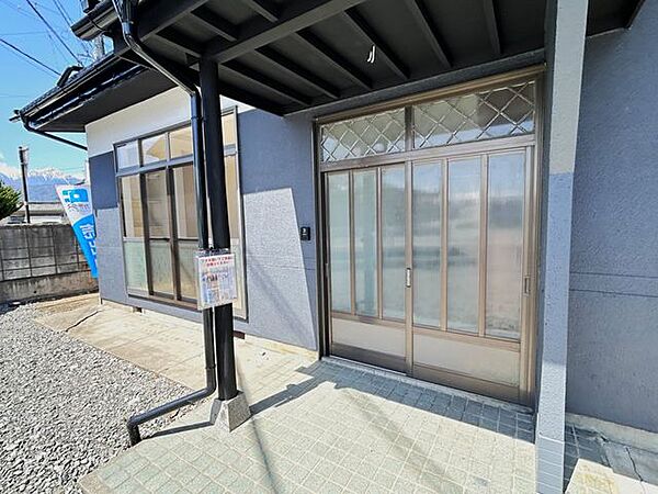 【玄関】南向きの玄関です！玄関扉はLIXIL製の新品に交換予定です！お家の顔とも言える玄関が綺麗だと、お家の印象も良くなりますね！