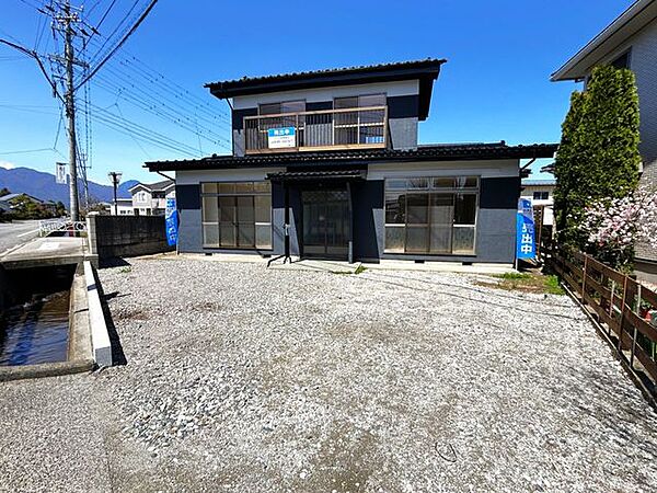 【駐車場】駐車場はお車2台を駐車可能なスペースがあります！砕石敷にする予定のため雨の日の泥はねも心配ありません！お洋服やスニーカーが汚れないのは嬉しい造りですね！