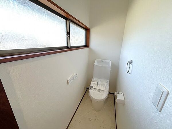 ファミリーマート 安曇野立石店 【ＷＣ】ＷＣは便器新品交換、壁天井クロス仕上げ、床はクッションフロア仕上げにて生まれ変わります！直接肌に触れる場所は、新品で清潔なので安心できますね。 1600m