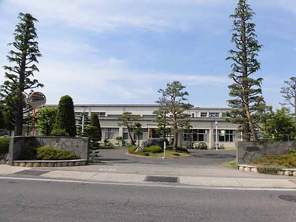 安曇野市立三郷中学校 徒歩22分。 1740m