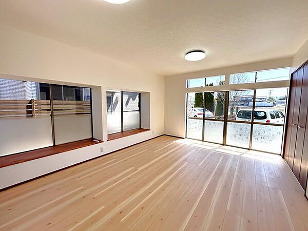 【LDK】和室2間を繋げてLDKにした一間です！リフォーム物件だからこそ実現可能な大空間。家具を配置してあなただけの魅力的な空間に仕上げませんか？