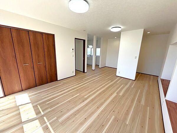 【LDK・別角度】広いながらも一体感のあるLDK企画。キッチン側から全体が見渡せる、お母さん・お父さんに安心のつくりですね！