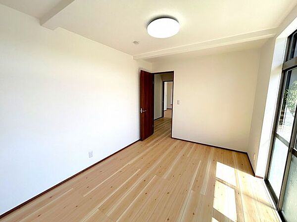 【1階南西側洋室】1階南西側7帖洋室です！1階に居室があると、将来2階に上がるのが難しくなってからも安心ですね。見せ梁を活かしてスタイリッシュなお部屋に変更予定です。