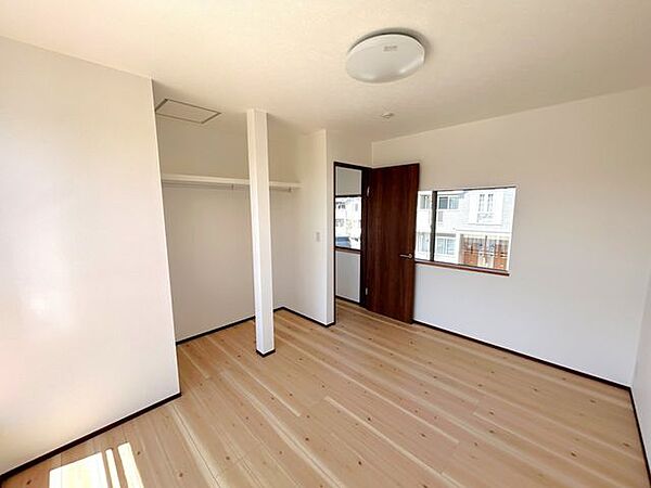 【2階東側洋室・別角度】お部屋にはオープン収納も備える予定なので、居室や主寝室としてお使いいただくことができます！