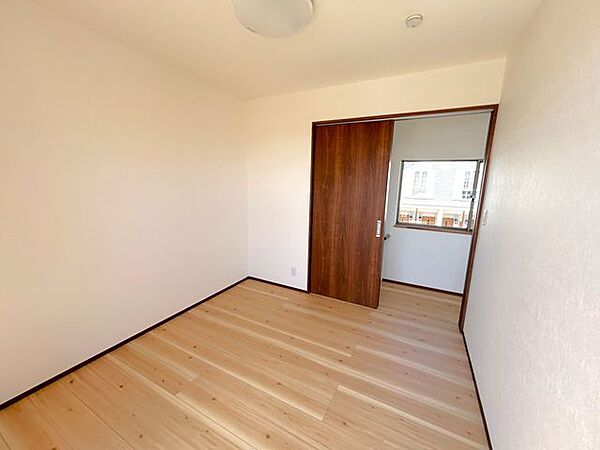 【2階西側洋室・別角度】開放収納のある空間。建具をつけていないため部屋への圧迫感もなく、お部屋を広く感じられる造りに変更予定です。