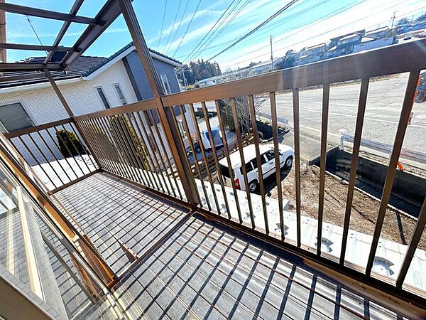【バルコニー】南向きバルコニーはお洗濯にも日向ぼっこにもピッタリ！南側はお庭・道路があり建物等に遮られないので、たっぷりあたたかな日差しを浴びることができますね。