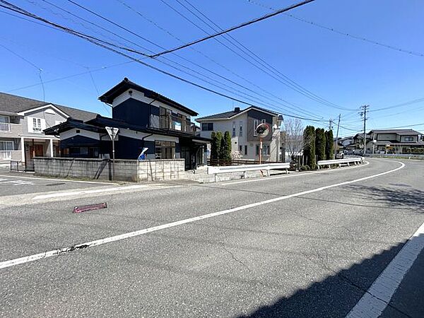 【前面道路】幅員約7.0ｍの県道です！広い幅員のため余裕を持って駐車することができますね！南面が広い道路のため日当たりもよくポカポカのお家です。