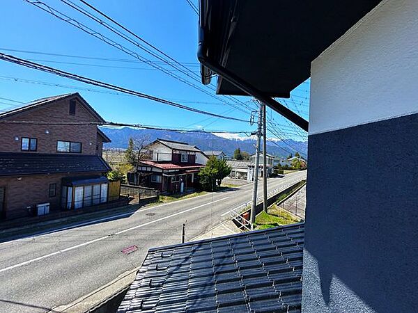 【バルコニーからの眺望】バルコニーから西を望むと、北アルプスを眺望できます！お家から秀麗な山々が見えるのは安曇野市にお住まいになる魅力の一つですね。