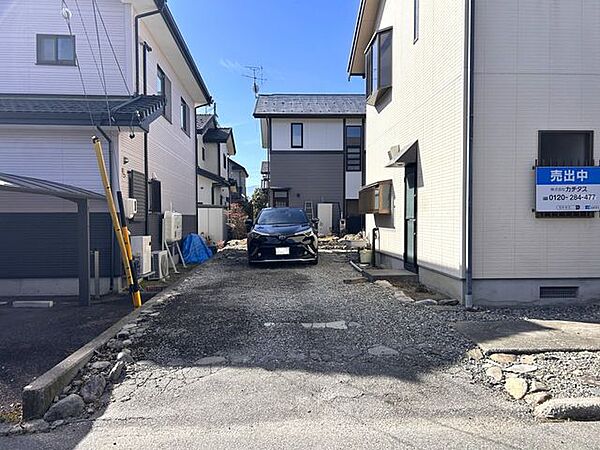 【駐車場】現状縦列2台分のスペースがあります。普通車も十分に止めていただけます。お庭を駐車場に拡張しても良いですね。