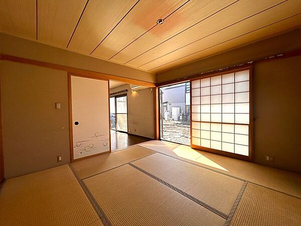 【1階和室】8畳の和室です。南向きで日当たりも良好です。和室からはお庭を眺めることもできます。