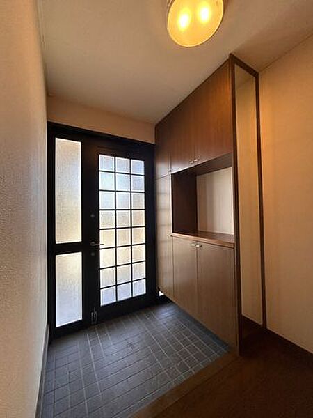 【玄関】シューズボックス付きで、ご家族様分たくさん収納いただけます。