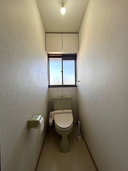 ローソン安曇野三郷店 【2階トイレ】2階にもトイレがあるのも嬉しいポイントですね。 1000m