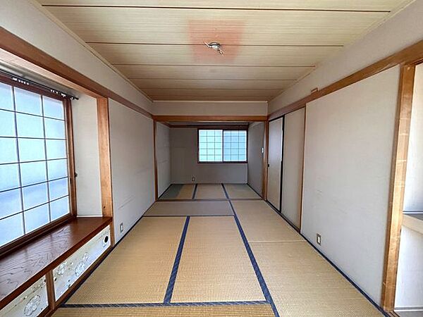 【2階西側和室】約9帖の和室です。広々お使いいただけます。
