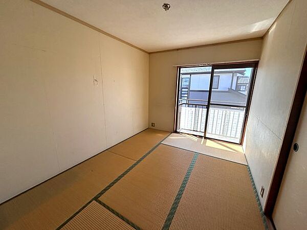 【2階南側和室】6帖の和室です。和室としてもカーペットを引き洋風にお使いいただくこともできます。南向きに面しており、日当たり良好です。