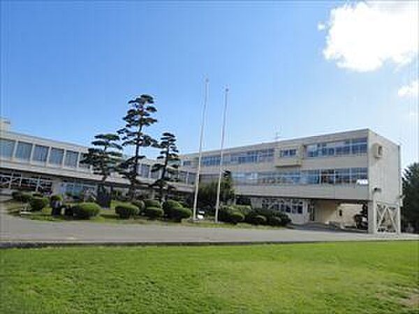【小学校】安曇野市立三郷小学校…1100ｍ（徒歩14分）徒歩15分以内の距離でお子様の通学も安心ですね。