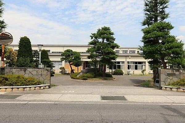 【中学校】安曇野市立三郷中学校…1300ｍ（徒歩17分）