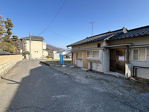 【リフォーム中/駐車場】建物前に横付け駐車で2台駐車可能です。
