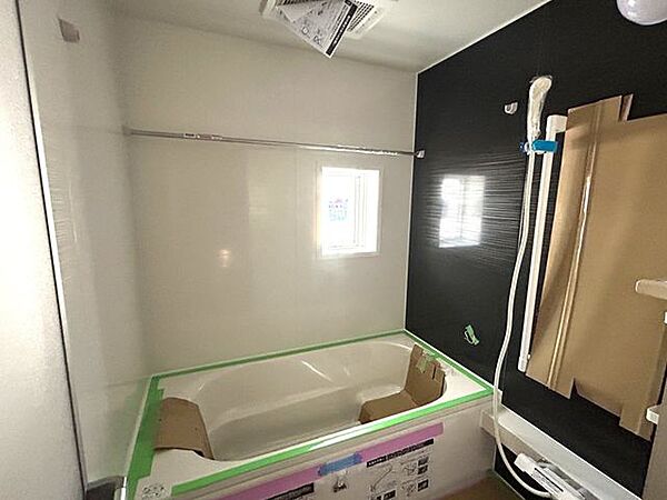 【リフォーム中/浴室】既存浴室を解体し新品のユニットバスへ交換を行います。浴室乾燥機能、追い炊き機能付きで気持よく入浴いただけます。
