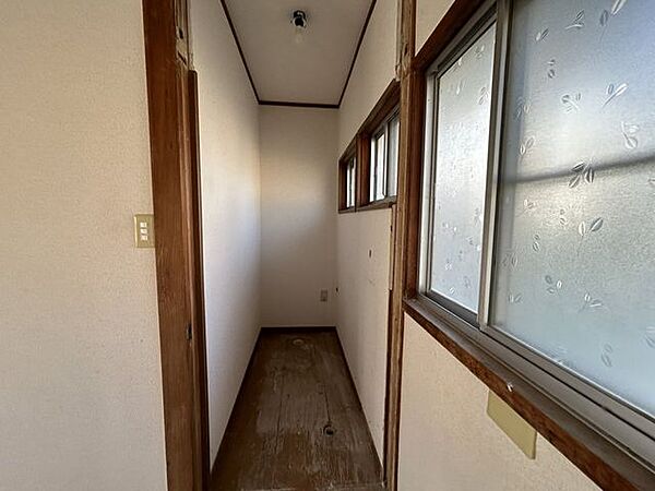 【リフォーム中/トイレ】トイレを新品交換致します。紙巻き器、タオルリングも設置致します。