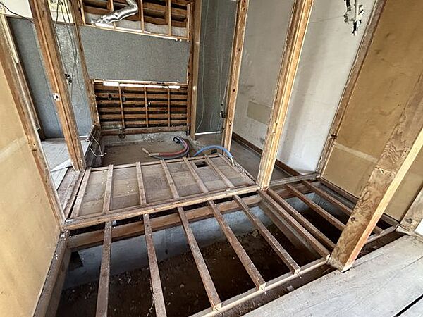 【リフォーム中/洗面所】洋室収納の一部を取り込み洗面所の拡張を行います。洗面化粧台も新品交換致します。