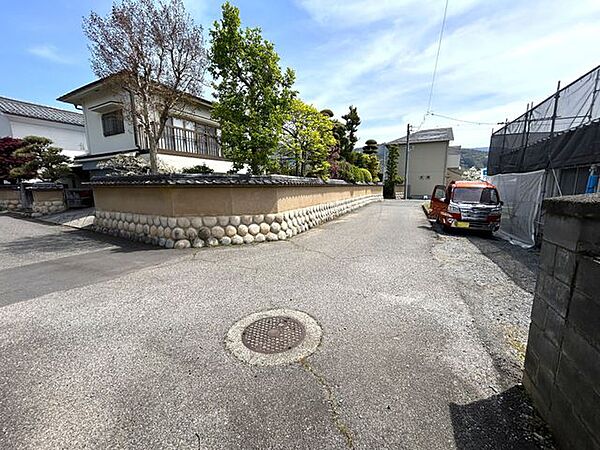 【前面道路】前面道路は車通りも少ないです。