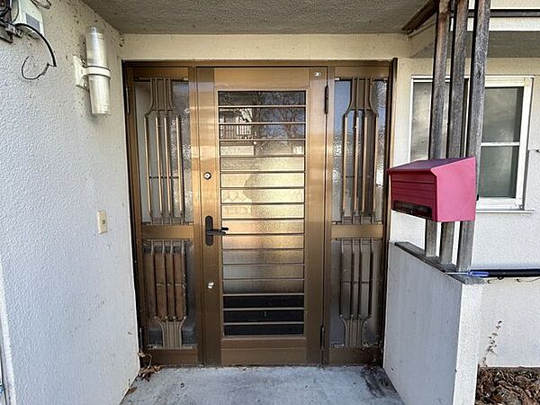 【リフォーム中/玄関】玄関ドア、モニターホン、屋外照明を新品交換致します。新しい玄関で気持ちよく新生活を始めていただけます。