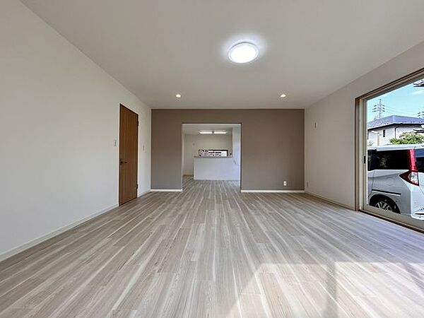 【LDK】LDKは約27帖で、アクセントクロスが映えるオシャレな空間になりました。3面採光で明るく、風通しの良い空間です！