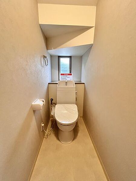 【1階トイレ】トイレはクッションフロア張替え、クロス張替え、照明交換を行いました。便器も新品交換しており、気持ちよくお使いいただけます。