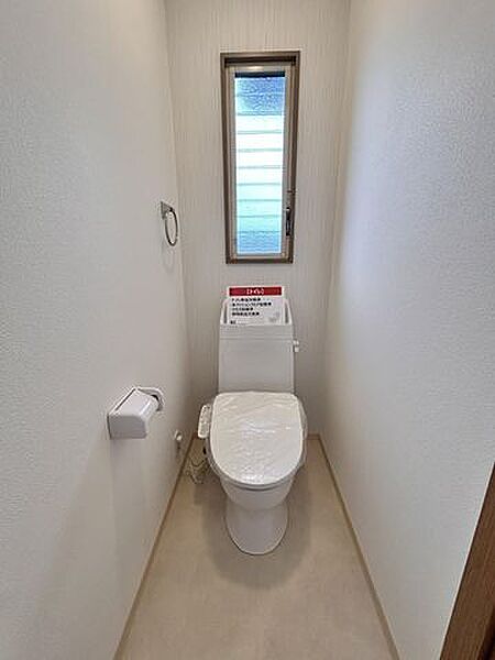 【2階トイレ】2階のトイレも、クッションフロア張替え、クロス張替え、照明交換、便器交換を行いました。2階にもトイレがあるのは嬉しいですね。