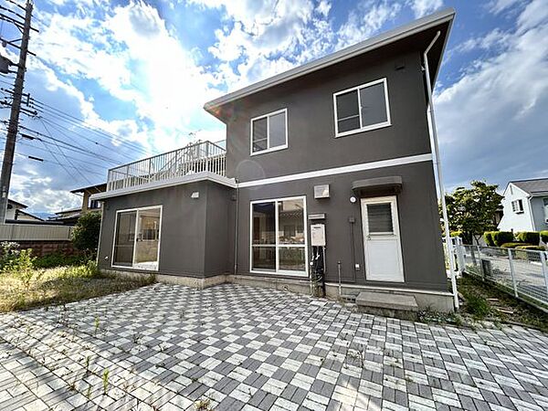 【外観】外回りは外壁塗装を行いました。グレーに白のラインが入ったデザインで、オシャレに仕上がりました。