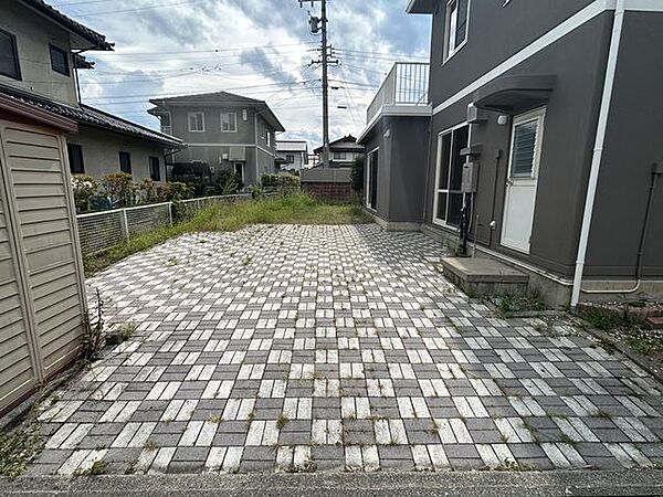 【駐車場】駐車は並列2台で、合計3台以上可能です！前面道路の交通量も多くないので、安心して駐車できます。