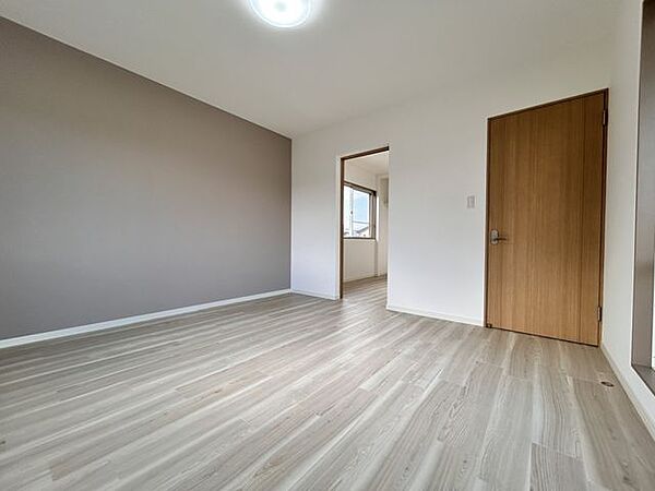 【2階西側洋室・別角度】西側洋室は中央洋室とつながっており、ドアを開けると開放的な空間になります。