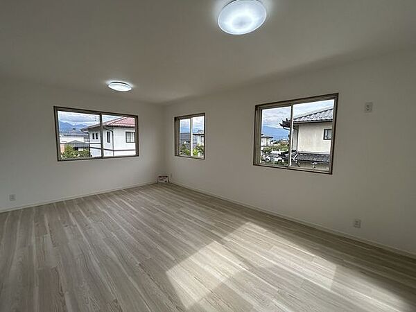 【2階南東側洋室】南東側洋室も同じように、フローリング重張り、クロス張替え、照明交換を行いました。約12帖と広々としたお部屋になります。