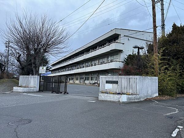 松島中学校まで2900m（徒歩37分）