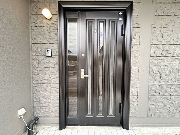 【玄関】玄関ドアは既存のものをクリーニングしております。高級感のあるデザインです。