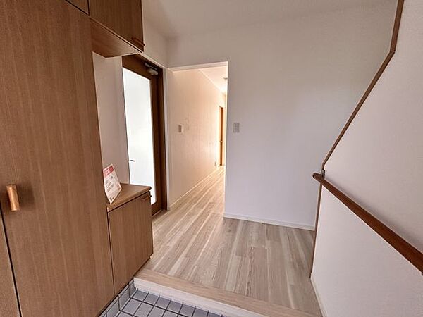 【玄関ホール】玄関ホールはクロス張替え、照明交換を行いました。家の顔がきれいになると嬉しいですね。