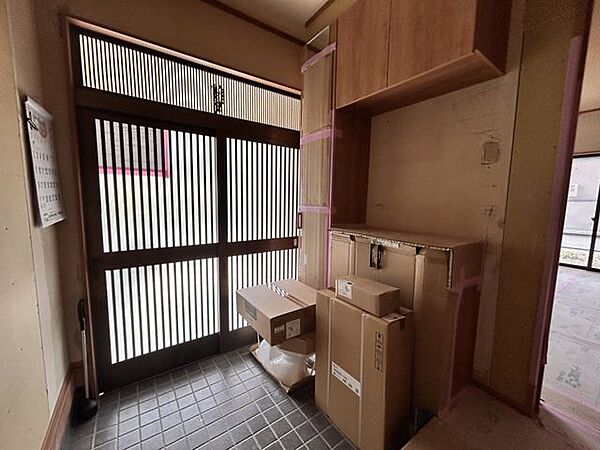 【リフォーム中/玄関ホール】玄関はタイル上張りとシューズボックス新設をいたします。大きなシューズボックスで、靴の収納も困りません。