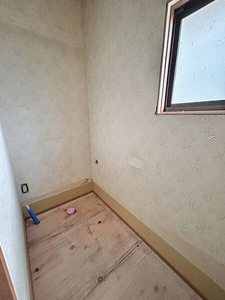 【リフォーム中/トイレ】トイレは新品交換と、クッションフロア張替え、クロス張替え、照明交換をいたします。直接肌に触れる場所は、新品で清潔なので安心できますね。