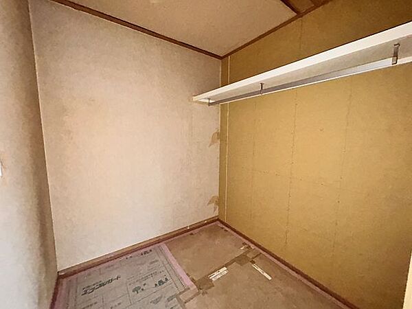 【リフォーム中/1階洋室収納】1階洋室にはウォークインクローゼットがございます。収納もたくさんなので、主寝室としてもお使いいただけますね。