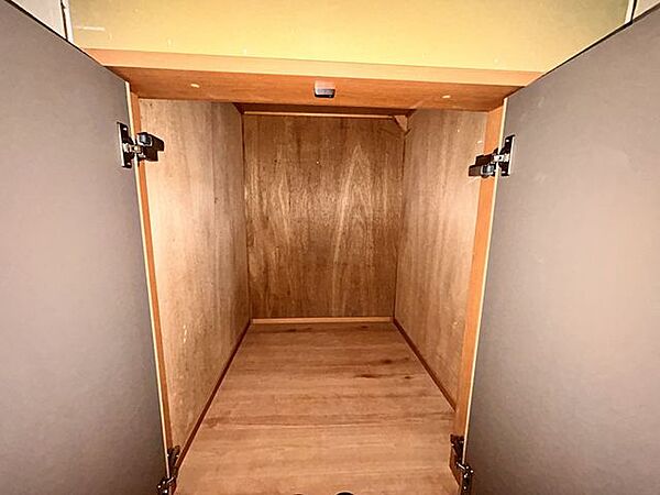 【リフォーム中/階段下収納】階段下には収納がございます。掃除用具等しまうことができますね。