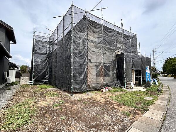 【リフォーム中/外観】現地北側からの外観写真です。外構は外壁塗装と駐車場拡張工事を行います。