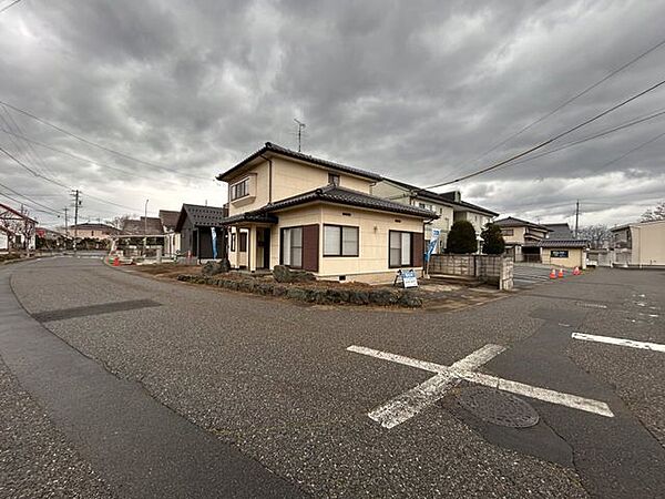 【前面道路】角地になっており、前面道路はどちらも幅員6m以上あります。駐車やすれ違いの際も安心ですね。