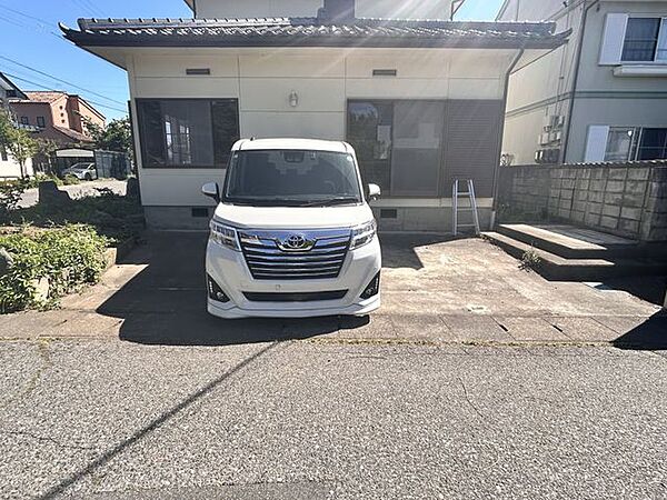 【北側駐車場】舗装された駐車場が並列2台分ございます。前面道路の車通りも少なく、落ち着いて駐車することができます。