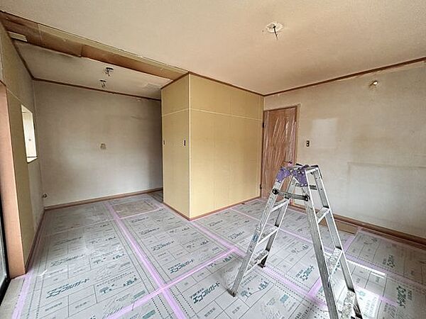【リフォーム中/1階洋室・別角度】1階洋室は8帖のお部屋になっております。様々な使い道がありそうですね。