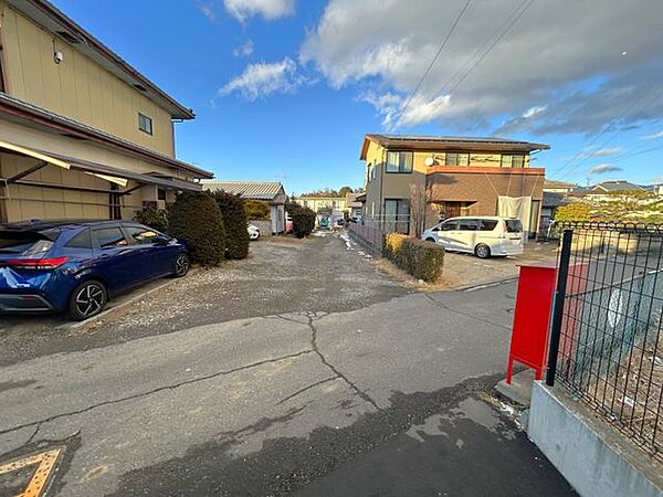 【敷地入口】隣地と抱き合わせの敷地延長になっております！それぞれ通行地役権が設定されているため、約6.0ｍの幅を自由に通行可能です。
