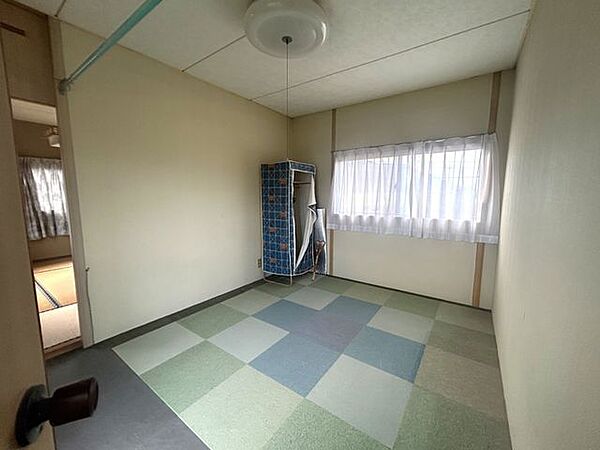 【2階中央洋室】床フローリング張り、壁・天井はクロス張替をします。