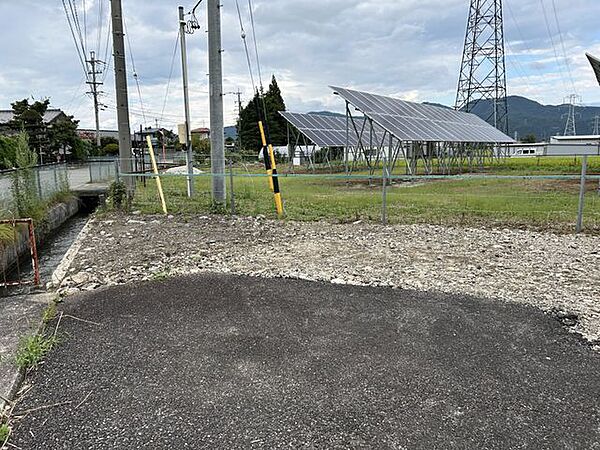 【庭】倉庫等置いていただけるスペースがございます。