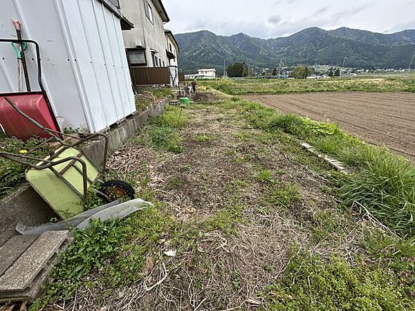 【庭】建物北側にはお庭のスペースがあります。家庭菜園としてのスペースにもお使いいただけますね。